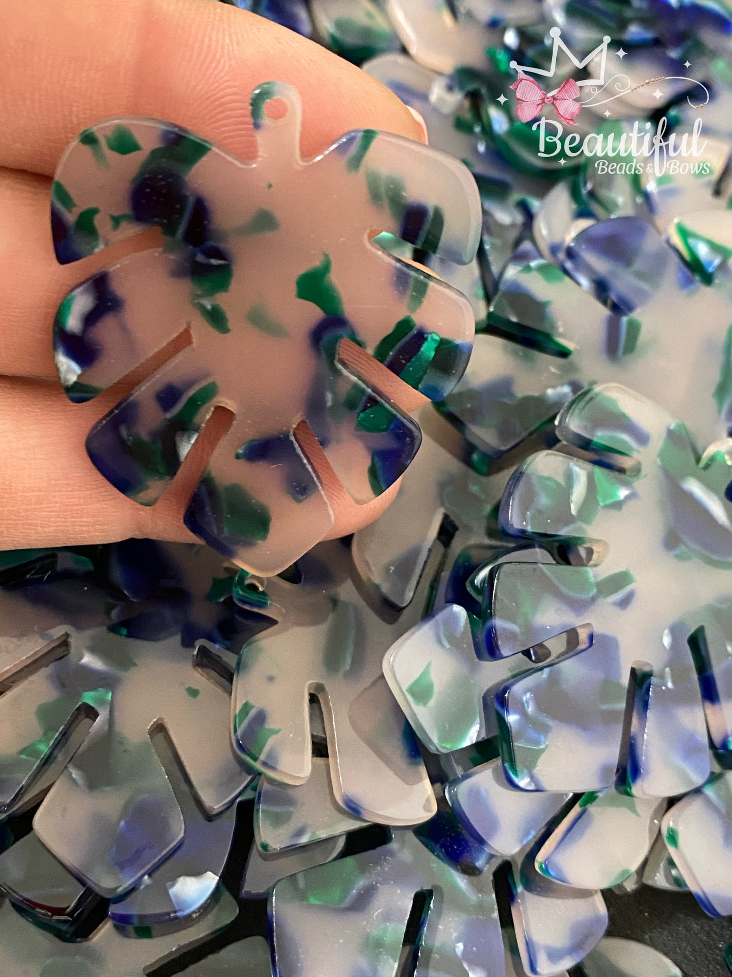 Monstera en resina (green and blue spot)