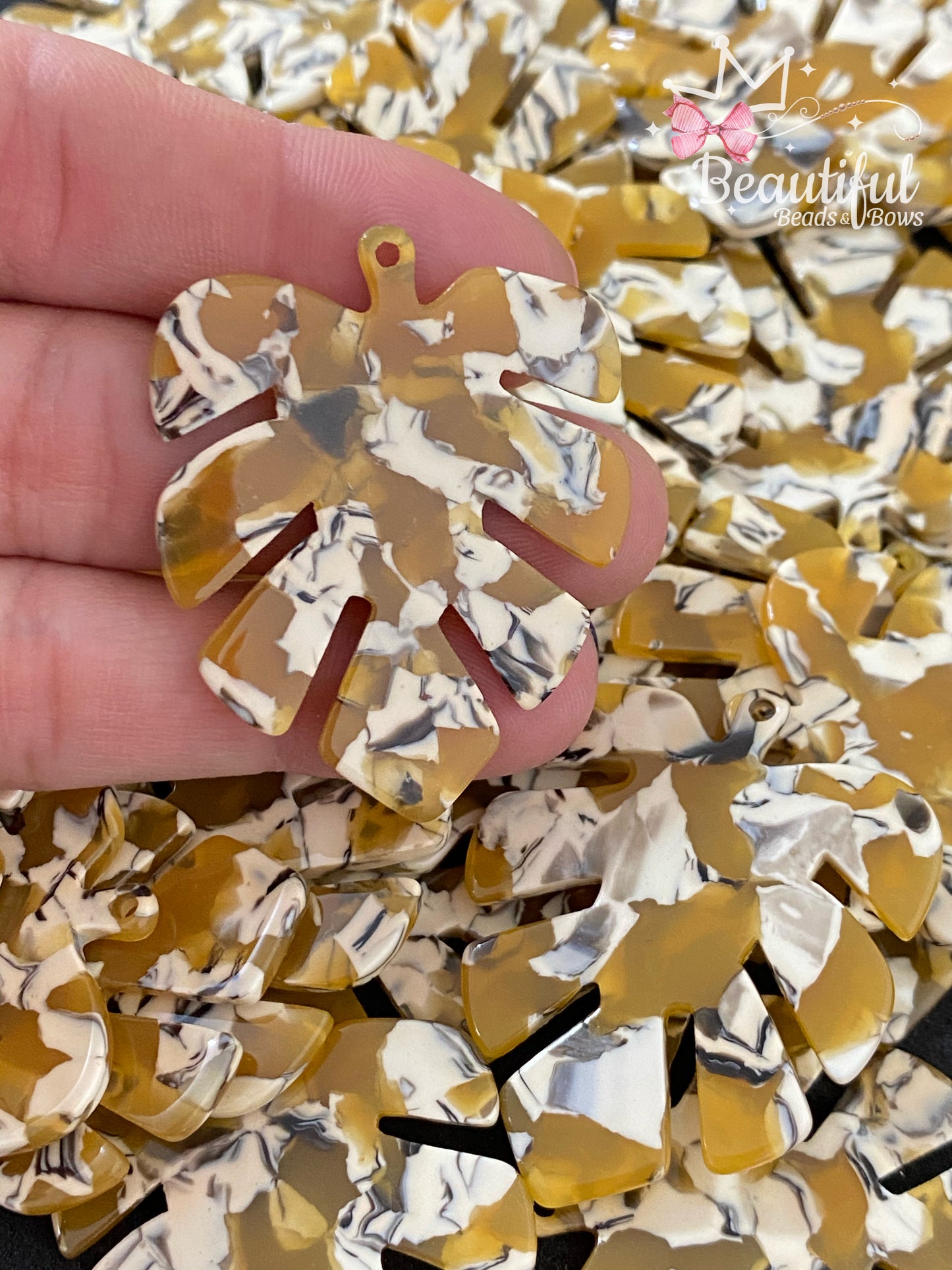 Monstera en resina (mostaza)